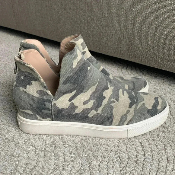 Steve Madden Georgie sneaker size 9 1/2 medium camouflage canvas print - Picture 3 of 9